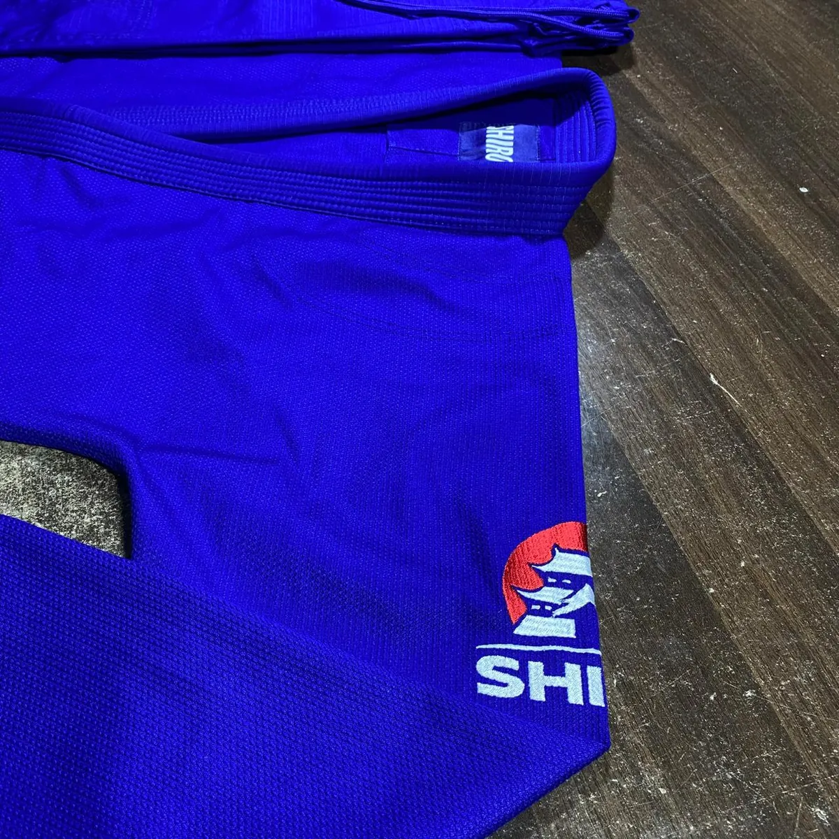 Foto real del kimono Shiro Gi desde el frente