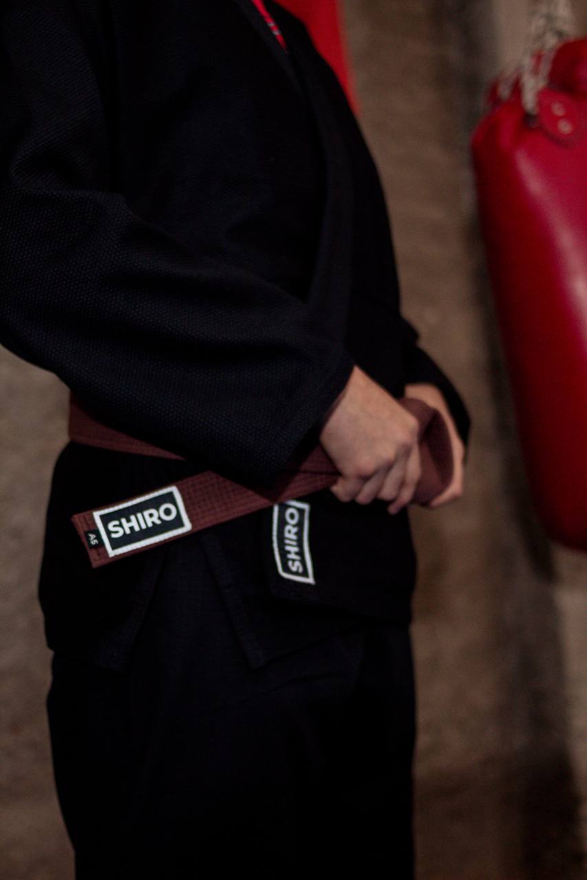 Shiro Gi Negro puesto en entrenamiento real