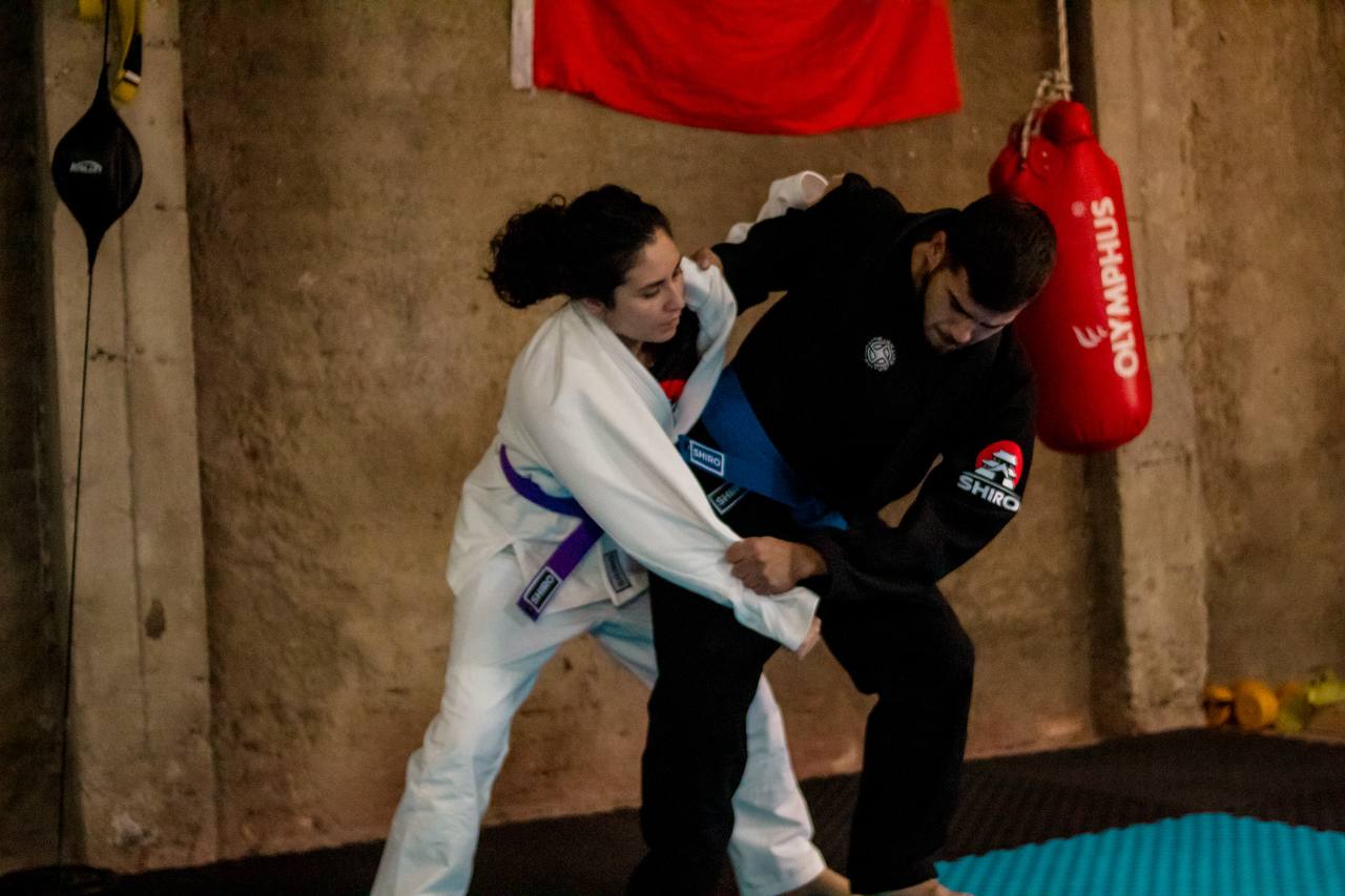 Parejas entrenando BJJ con Shiro Gi Blanco y Negro